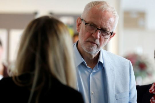 Τζ. Κόρμπιν: Brexit χωρίς συμφωνία θα ευνοήσει τον Τραμπ