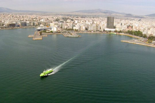 Στον Πειραιά επέστρεψε το Flying Dolfin λόγω βλάβης