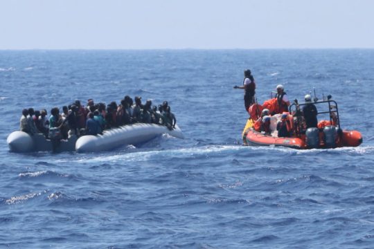 Εν πλω παραμένουν 356 μετανάστες ανοιχτά της Λιβύης