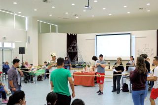 Η καθηγήτρια που παίζει στα δάχτυλα τα μαθηματικά