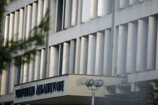 Οπισθοχώρηση η αναστολή του άρθρου για την κοινωφελή εργασία