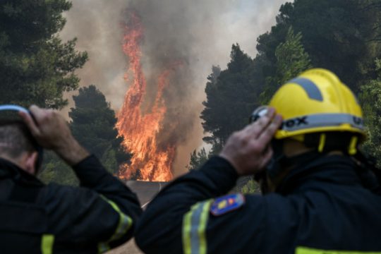 Τρία πύρινα μέτωπα σε εξέλιξη