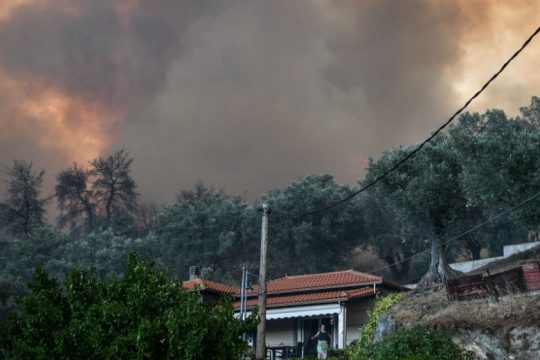 Ενίσχυση των ανέμων στις περιοχές όπου μαίνεται η πυρκαγιά