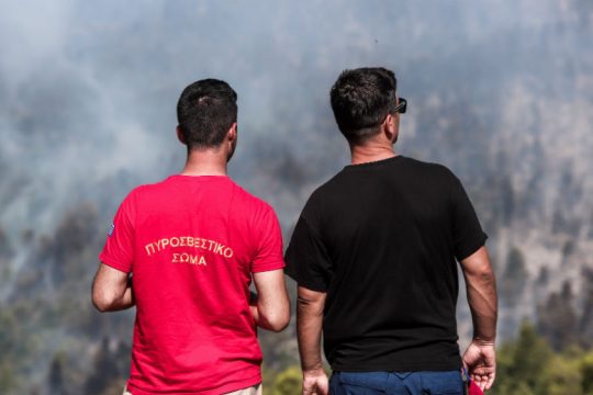 Με σύμμαχο τους ανέμους η προσπάθεια κατάσβεσης