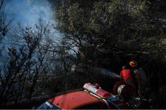 Οριοθετήθηκε η φωτιά στον Μαραθώνα