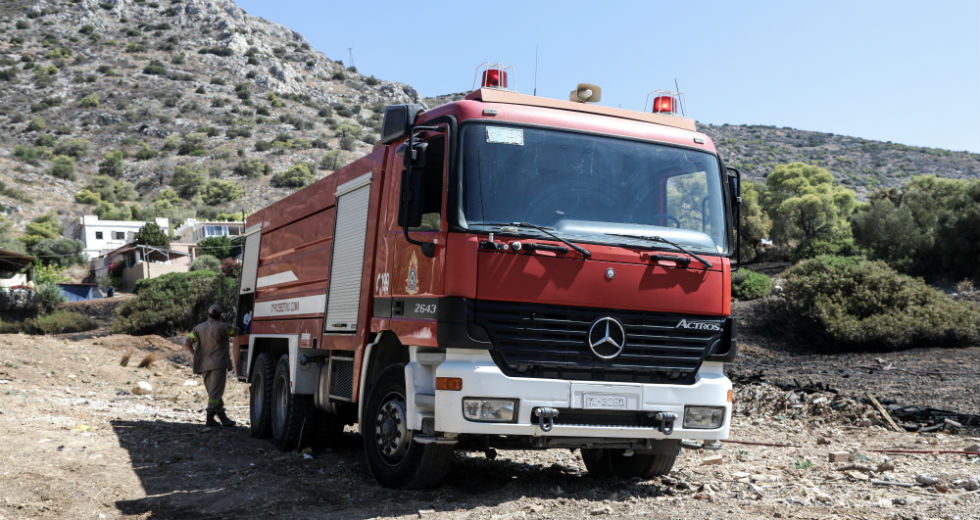 Πυρκαγιά στη Σαλαμίνα – Προληπτική εκκένωση σπιτιών