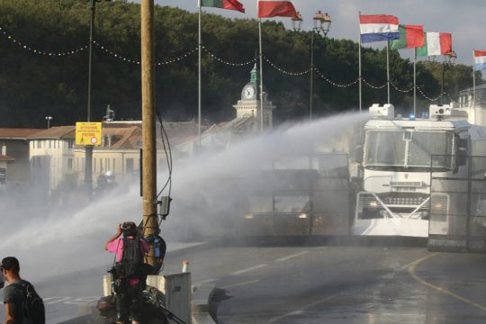 Κανόνια νερού κατά διαδηλωτών στη Γαλλία
