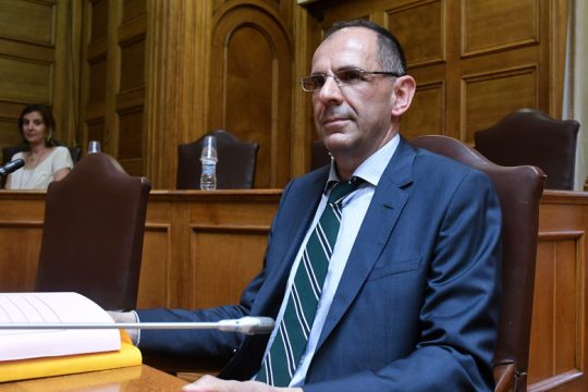 Στην Ολομέλεια με το «τυράκι» των αλλαγών το επιτελικό κράτος