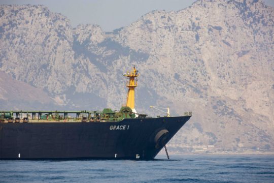 Με κατεύθυνση την Ελλάδα το ιρανικό τάνκερ που ακινητοποιήθηκε στο Γιβραλτάρ