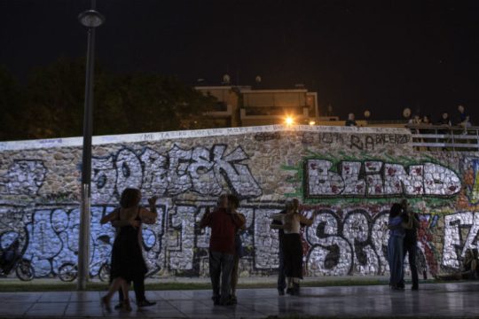 Ταξίδι στην Αθήνα μέσα από τα γκράφιτι της πόλης
