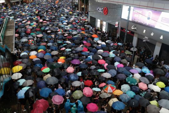 Ένα ειρηνικό πλήθος στο Χονγκ Κονγκ αψηφά τις κινέζικες απειλές