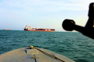 Reuters: Το Ιράν ενισχύει τον έλεγχο των Στενών του Ορμούζ, αφού οι ΗΠΑ ακύρωσαν τις νέες επιθέσεις
