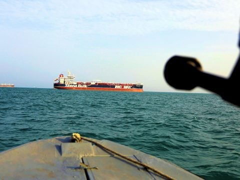 Reuters: Το Ιράν ενισχύει τον έλεγχο των Στενών του Ορμούζ, αφού οι ΗΠΑ ακύρωσαν τις νέες επιθέσεις