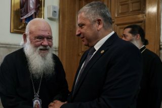 Ορκίζεται ή… παντρεύεται;