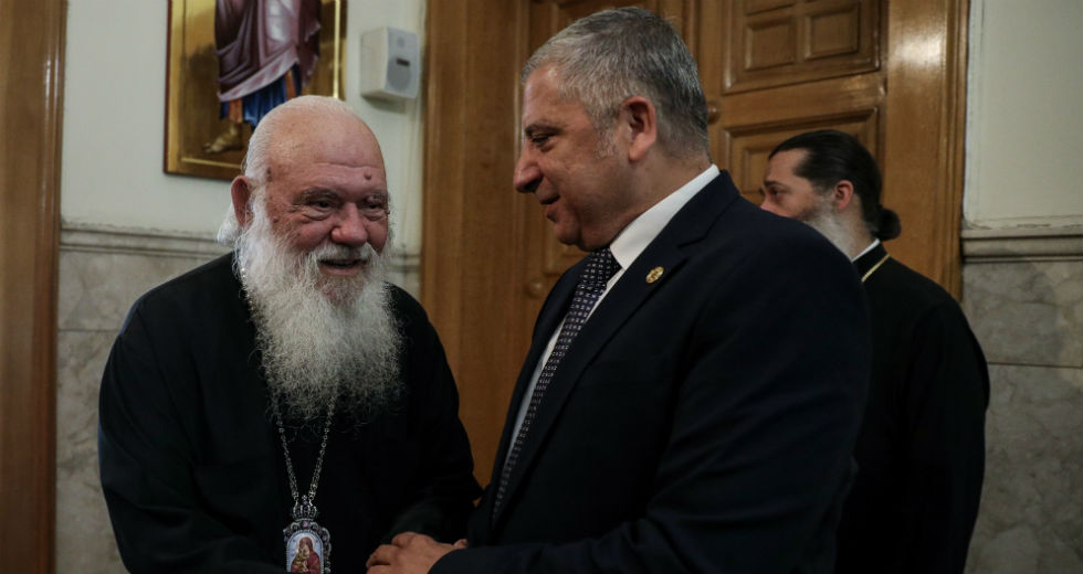 Ορκίζεται ή… παντρεύεται;