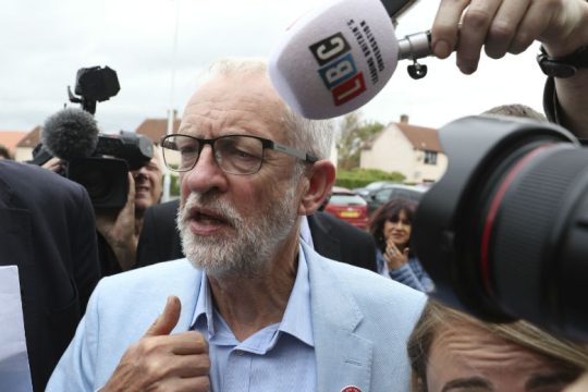 Κοινοβουλευτική διαδικασία κατά του άτακτου Brexit εξήγγειλε ο Κόρμπιν