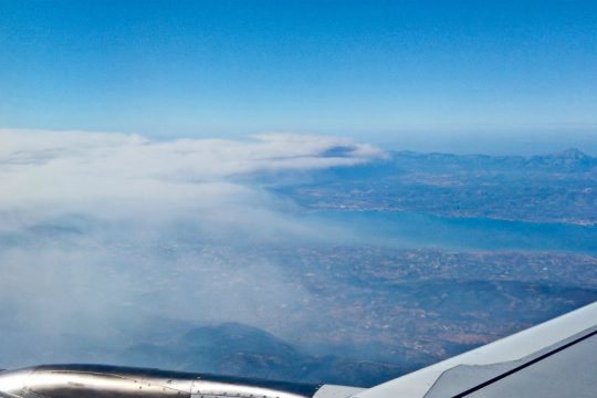 Εναέριες φωτογραφίες με τον καπνό από τα καμμένα στην Εύβοια