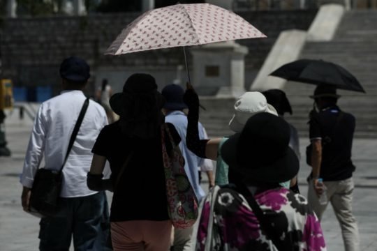 Παραμένει ο καύσωνας, ενισχύονται οι άνεμοι