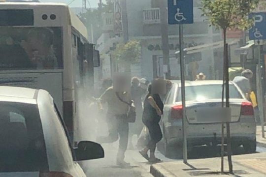 Αναστάτωση από καπνούς σε λεωφορείο στο κέντρο των Χανίων