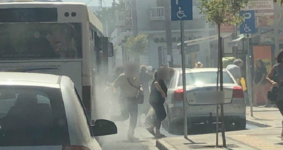 Αναστάτωση από καπνούς σε λεωφορείο στο κέντρο των Χανίων