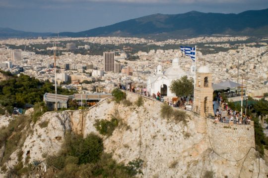 Εκτός κινδύνου ο τουρίστας που έπεσε από τον βράχο του Λυκαβηττού