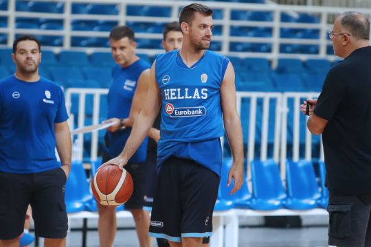 «Κόπηκαν» από την Εθνική Μάντζαρης και Κώστας Αντετοκούνμπο