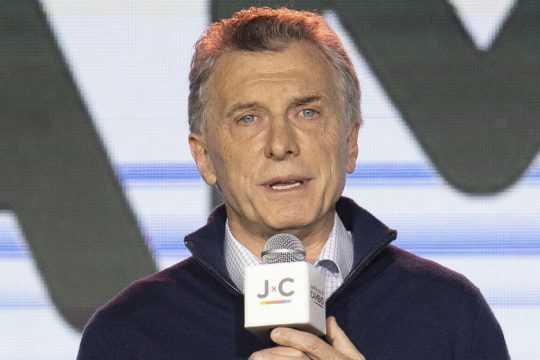 Η ήττα στις εκλογές έφερε αυξήσεις μισθών και μειώσεις φόρων από τον Μάκρι