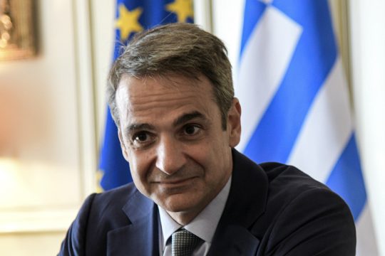 Βλέπει Μακρόν, αναζητά συμμαχίες
