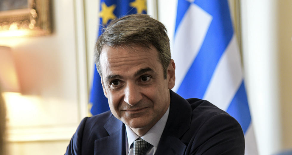 Βλέπει Μακρόν, αναζητά συμμαχίες