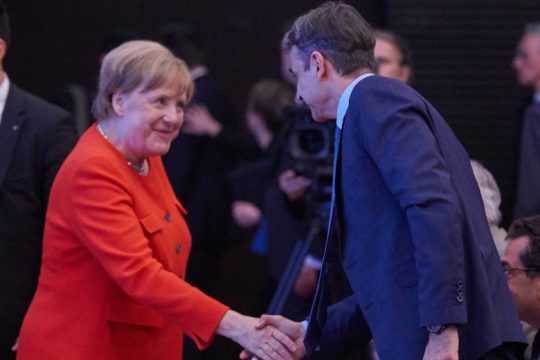 Αφήνει έξω από τη βαλίτσα του τα θέματα – «αγκάθια»