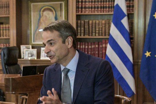 Διεθνείς επαφές και εσωτερικές ανοησίες