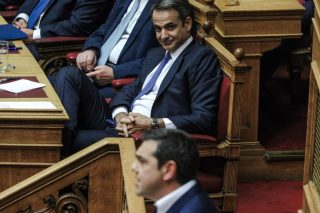 Σύγκρουση ΣΥΡΙΖΑ – Ν.Δ. για την εκλογή προέδρου από τη βάση