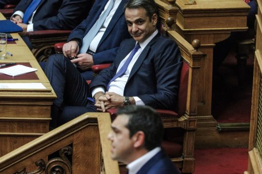 Σύγκρουση ΣΥΡΙΖΑ – Ν.Δ. για την εκλογή προέδρου από τη βάση