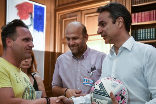 Συνάντηση Μητσοτάκη με την Εθνική Ομάδα Αστέγων