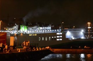 Σοβαρό το ρήγμα στο πλοίο που έπεσε σε ύφαλο ανοιχτά της Σαντορίνης