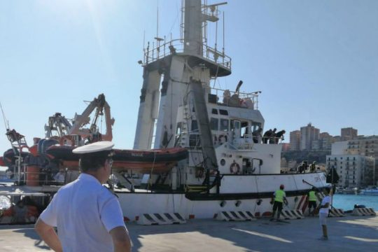 Με κυρώσεις προειδοποιεί την Open Arms η ισπανική κυβέρνηση