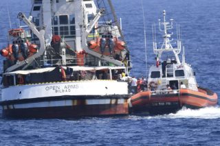 Με εισαγγελική εντολή η αποβίβαση των προσφύγων στη Λαμπεντούζα