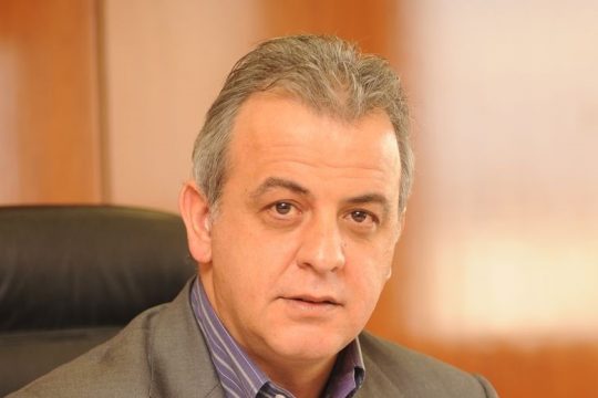 «Από τον λαϊκισμό με αμπέχονο στον λαϊκισμό με γραβάτα»