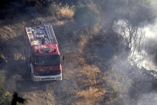 Φωτιά κατά μήκος της σιδηροδρομικής γραμμής στη Σίνδο Θεσσαλονίκης