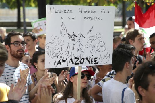 Η Ε.Ε. απειλεί τη Βραζιλία με εμπορικές κυρώσεις για τον Αμαζόνιο