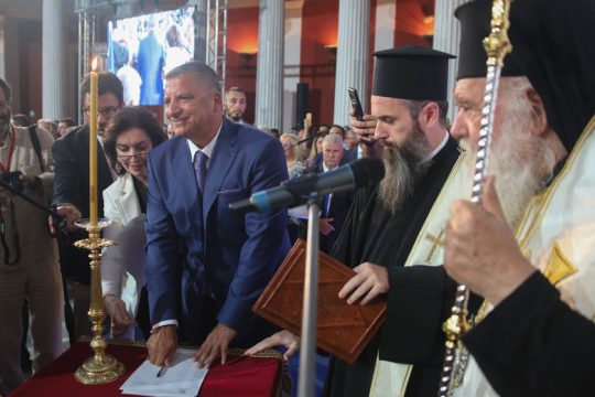 Πλήρης γκλαμουριάς και εντάσεων η ορκωμoσία Πατούλη