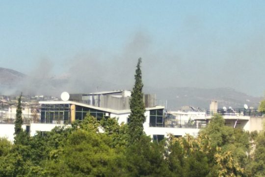 Φωτιά στην Πεντέλη κοντά σε σπίτια