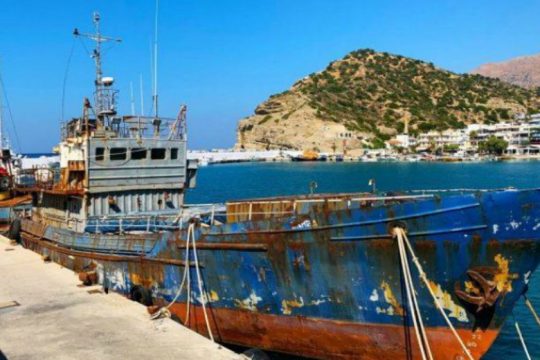 Απομακρύνονται κατασχεμένα πλοία από την Αγία Γαλήνη