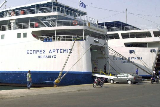 Κλείνει μία «τρύπα» και ανοίγει δεκατέσσερις