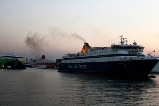 Ταλαιπωρία για 1.365 εκδρομείς που επέβαιναν στο “Blue Star Νάξος”