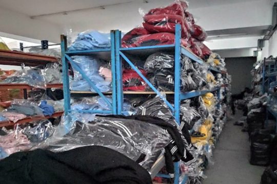 Χιλιάδες προϊόντα μαϊμού και λαθραίο αλκοόλ κατασχέθηκαν στην Κρήτη