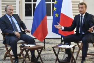 Βλαντίμιρ Πούτιν και Εμανουέλ Μακρόν, στη θερινή κατοικία του δεύτερου