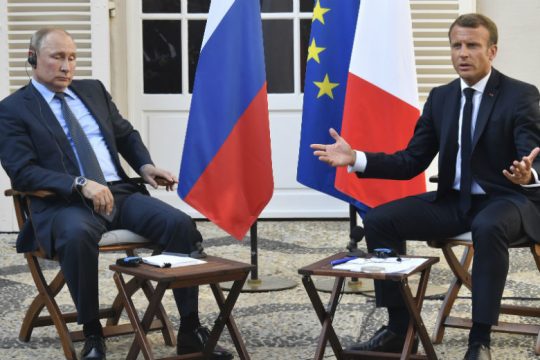 Βλαντίμιρ Πούτιν και Εμανουέλ Μακρόν, στη θερινή κατοικία του δεύτερου