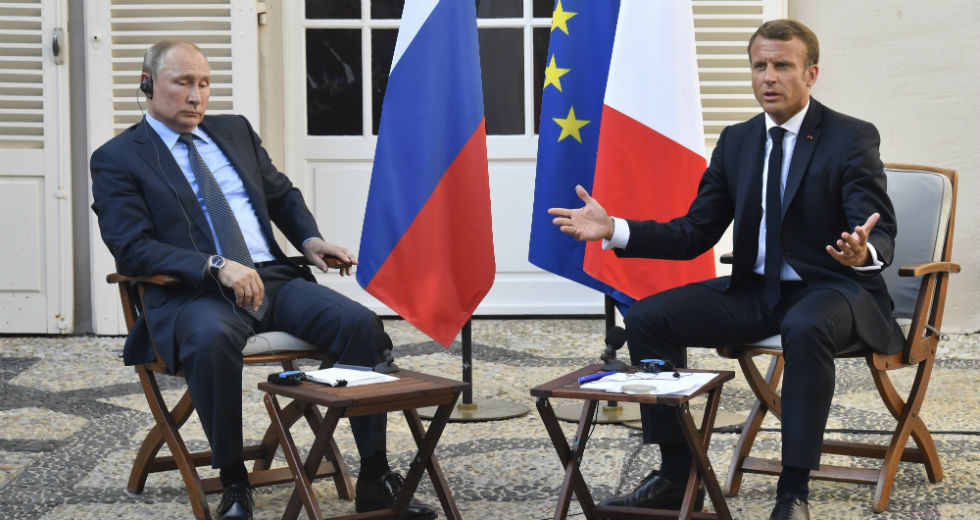 Βλαντίμιρ Πούτιν και Εμανουέλ Μακρόν, στη θερινή κατοικία του δεύτερου