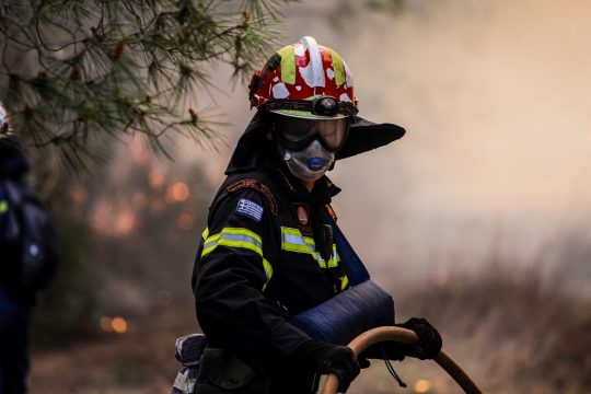 Ηράκλειο: Πυροσβέστης τραυματίστηκε σε κατάσβεση πυρκαγιάς